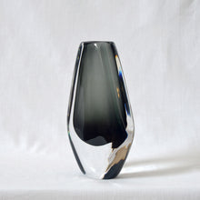Load image into Gallery viewer, Nils Landberg for Orrefors glass sommerso Dusk series vase - Sweden 1956