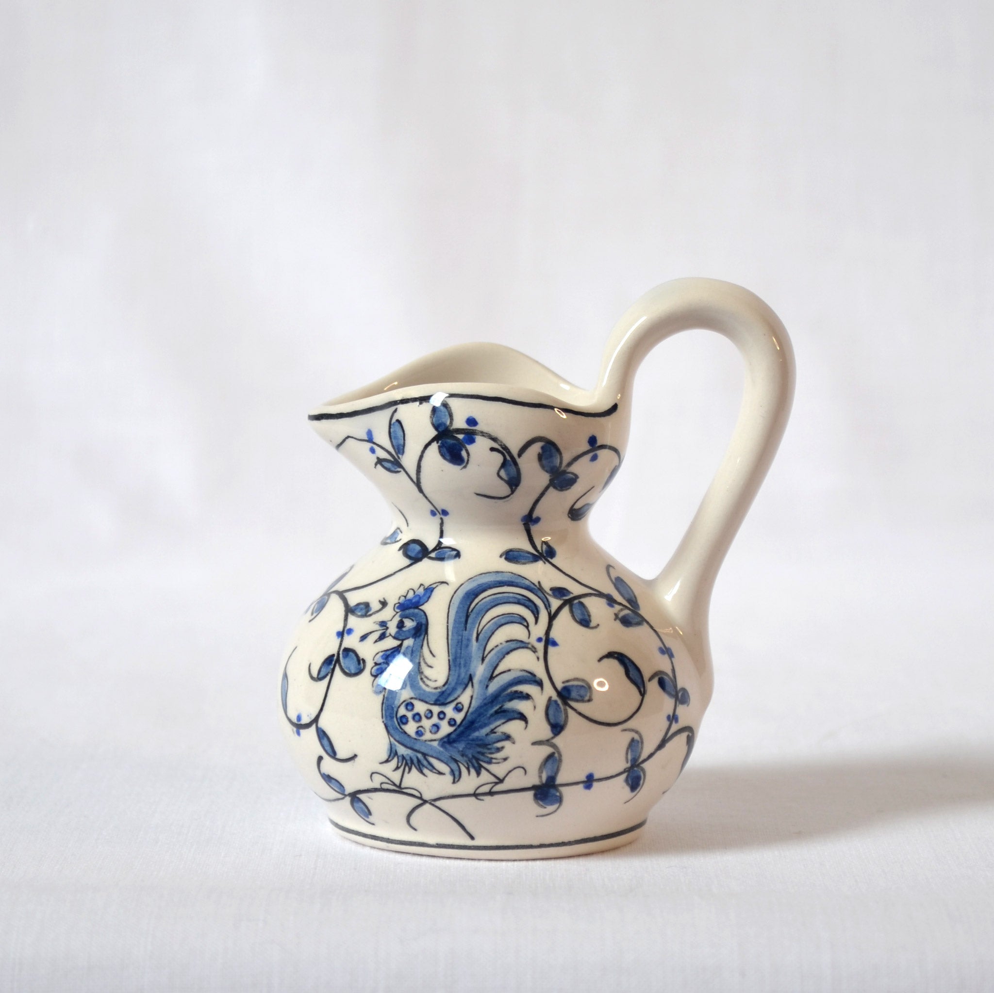 https://avveny.com/cdn/shop/products/469-front_-vintage-ceramic-blue-white-portugal-creamer_2048x.jpg?v=1638810394