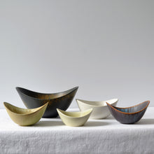 Load image into Gallery viewer, Gunnar Nylund for Rörstrand stoneware US bowl - Sweden 1950s-AVVE.ny